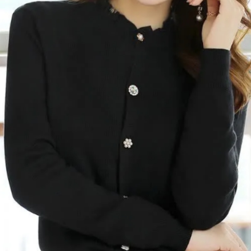 Những chiếc nút áo đan đen và bảo ngọc không thể thiếu các hình dạng khác nhau làm cho nó quyến rũ.